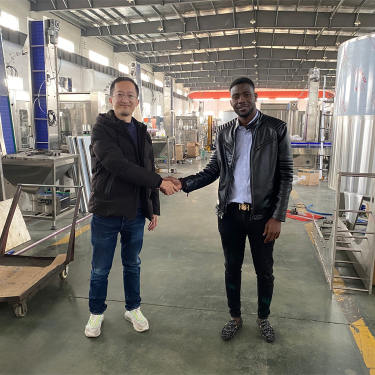 【5 janvier 2022】Des clients nigériens viennent visiter l'usine